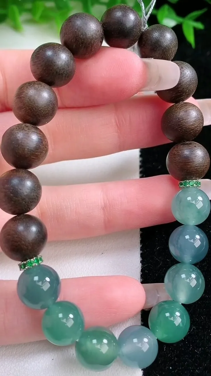 天然A货翡翠圆珠手串，尺寸9.8，重量:21.68g1月24日
工厂直销收藏佳品,种好水足，色泽均匀，有种有色，上手高大气！