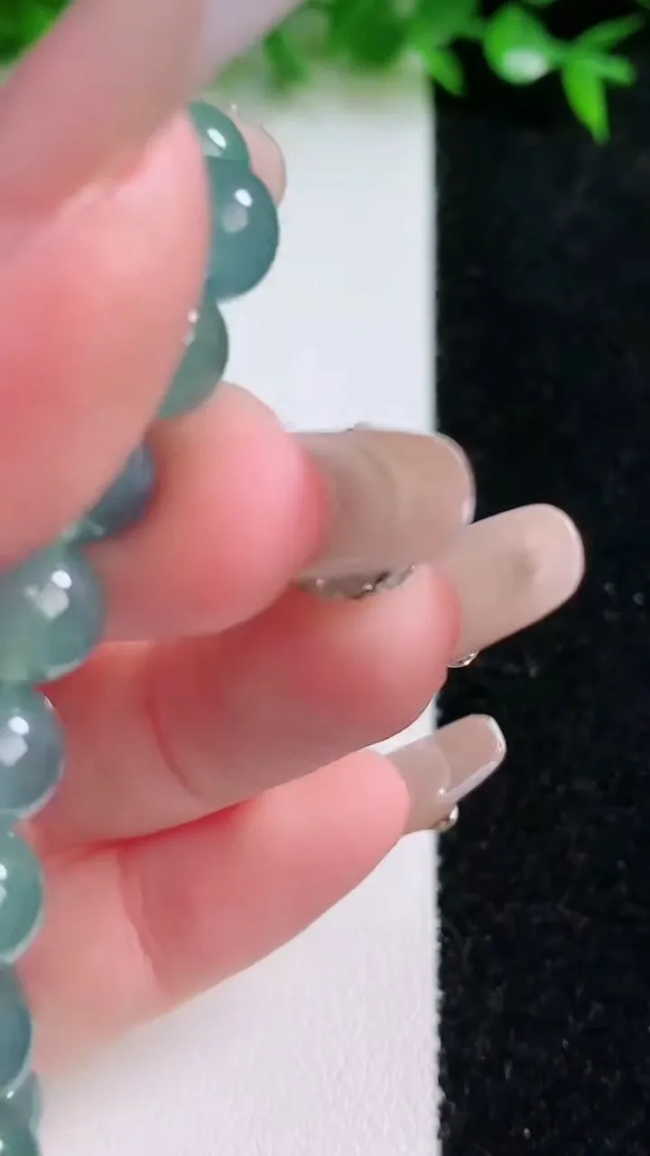 天然A货翡翠圆珠手串，尺寸7.7-24颗，重量:19.37g1月24日
工厂直销收藏佳品,种好水足，色泽均匀，有种有色，上手高大气！