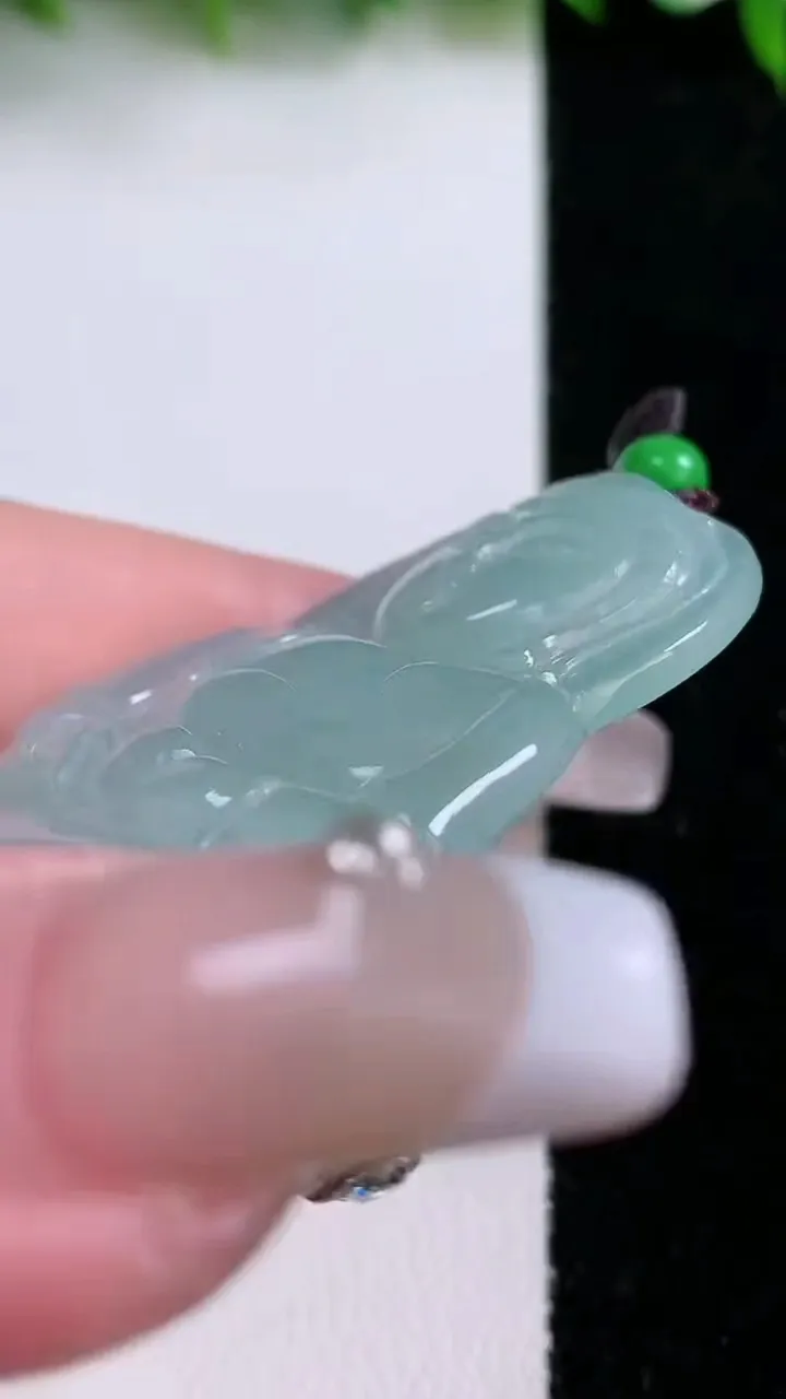 天然A货翡翠观音菩萨吊坠，尺寸55.7-40-4.6，重量:20.13g
1月24日