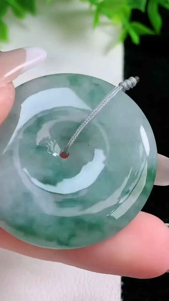 天然A货翡翠飘花平安扣吊坠，尺寸39.4-6，重量:20.25g
1月24日