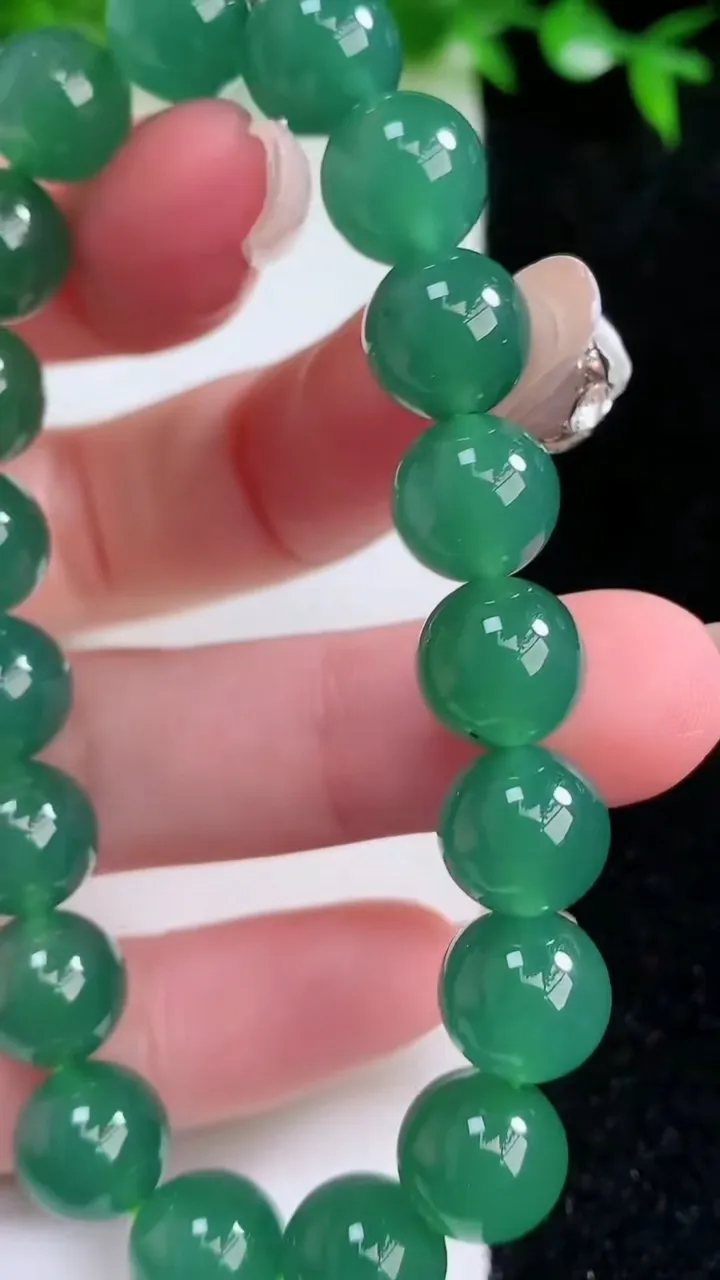 天然A货翡翠圆珠手串，尺寸9.7-19颗，重量:31.33g1月24日
工厂直销收藏佳品,种好水足，色泽均匀，有种有色，上手高大气！