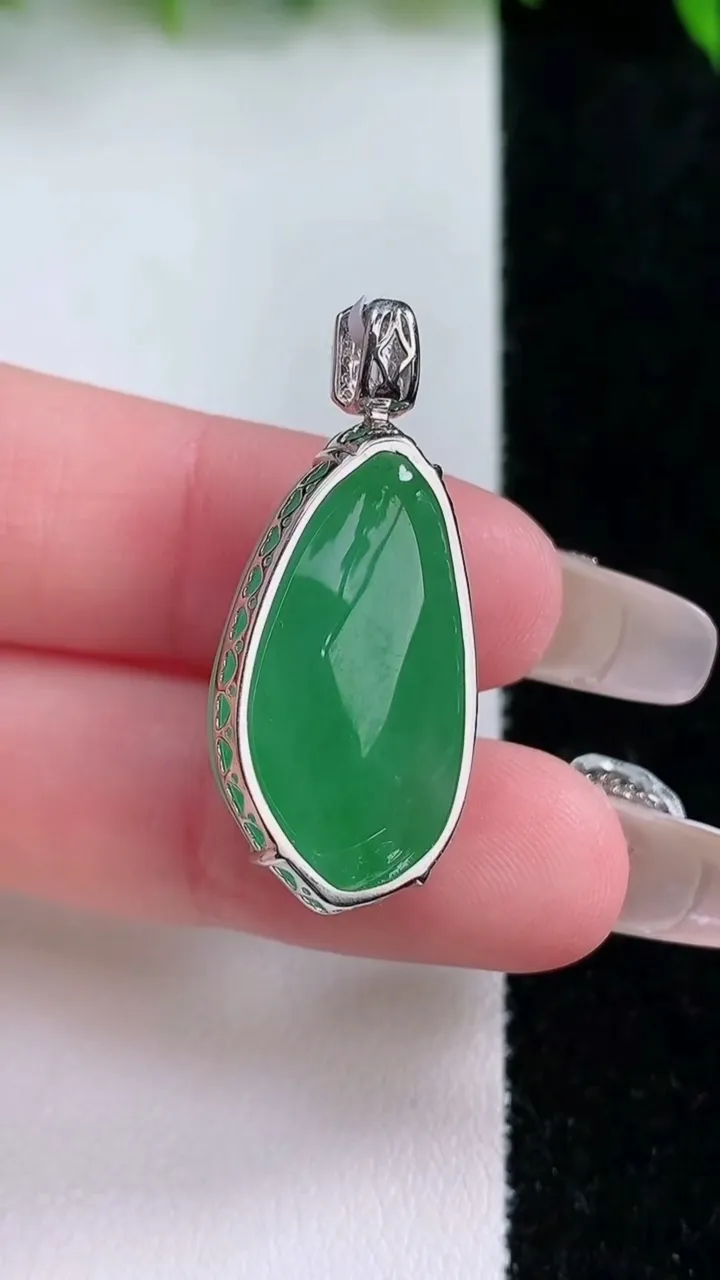 天然A货翡翠福瓜吊坠，尺寸36.4-14.8-9.6，重量:16.76g
1月24日