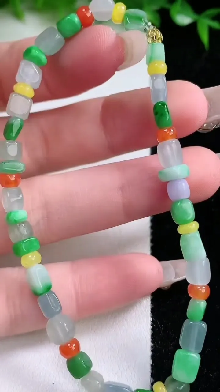 天然A货翡翠三彩原石手串，尺寸5.5-4.5-3.7-44颗，重量:9.06g1月24日
工厂直销收藏佳品,种好水足，色泽均匀，有种有色，上手高大气！