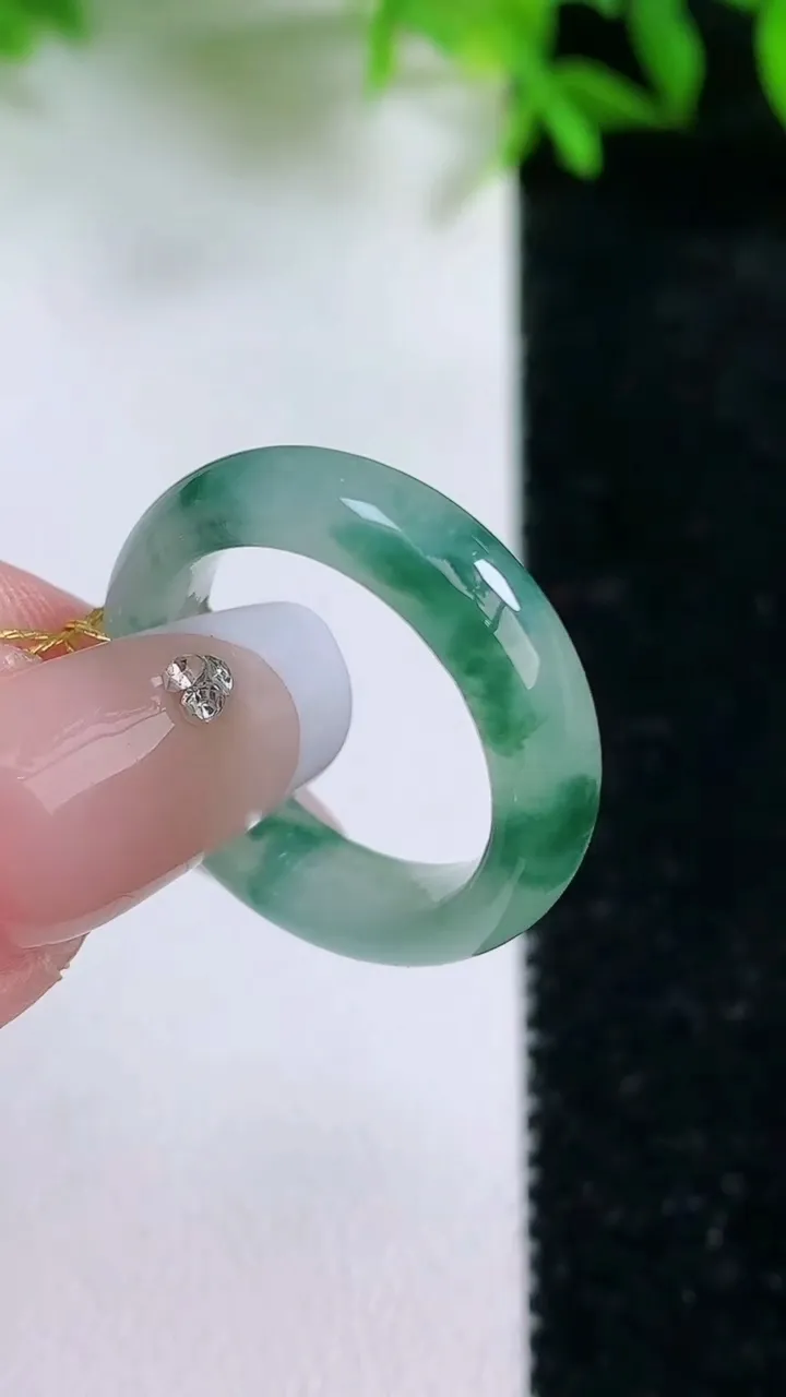 天然A货翡翠冰种飘花指环戒指，尺寸16.3-5-2.9，重量:3.12g2026年1月24日
工厂直销收藏佳品,种好水足，色泽均匀，有种有色，上手高大气！