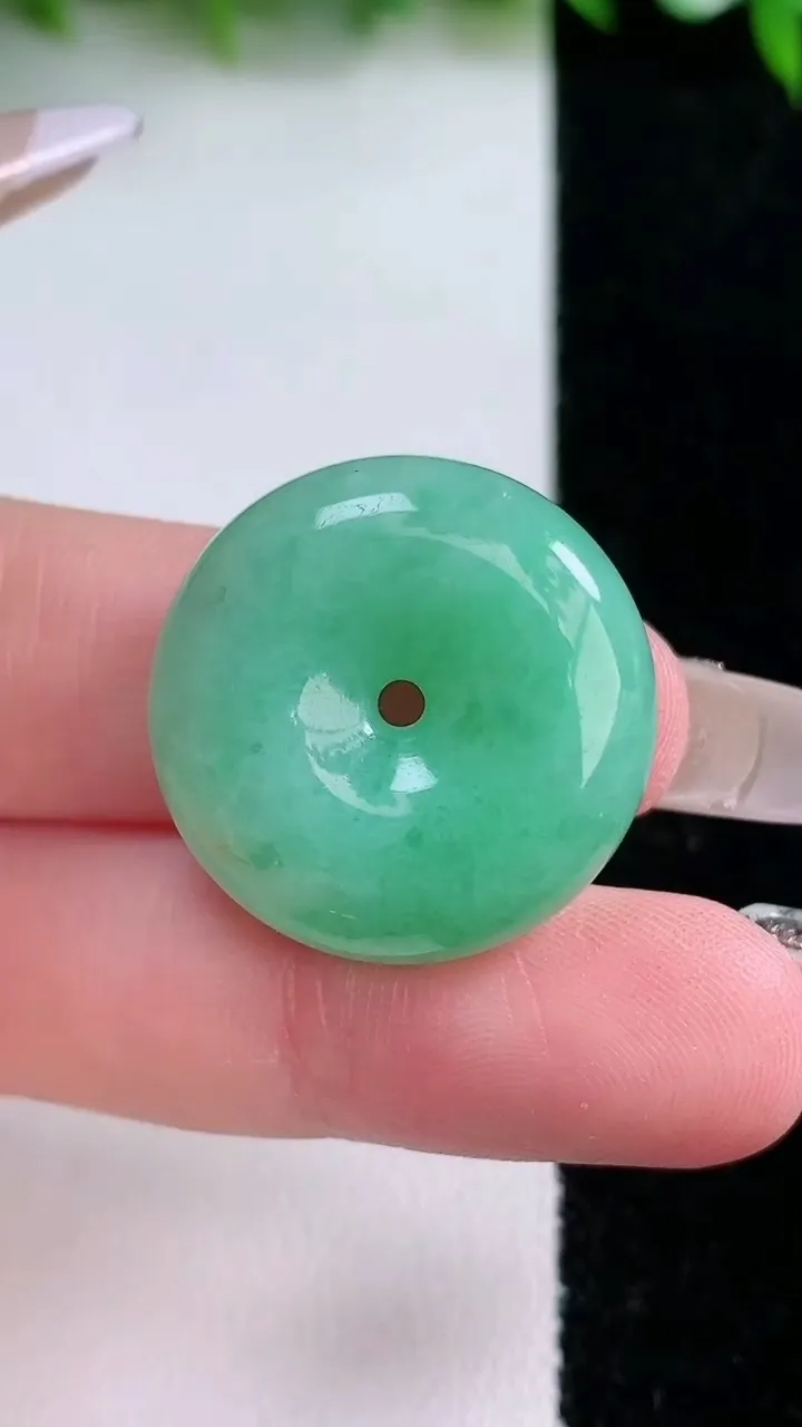 天然A货翡翠平安扣吊坠，尺寸24.4-8.5，重量:10.98g
1月24日