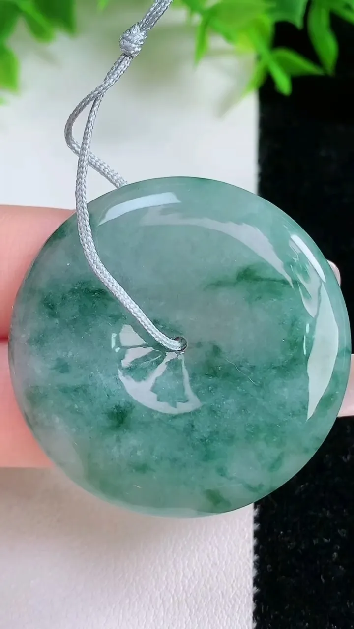 天然A货翡翠飘花平安扣吊坠，尺寸37.6-5.3，重量:16.90g
1月24日