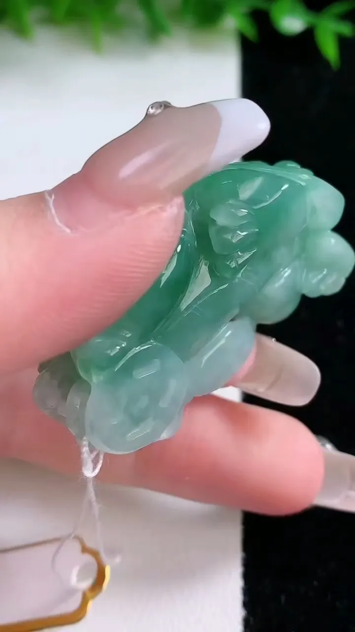 天然A货翡翠貔貅吊坠，尺寸45.3-22-12.3，重量:26.55g
1月24日