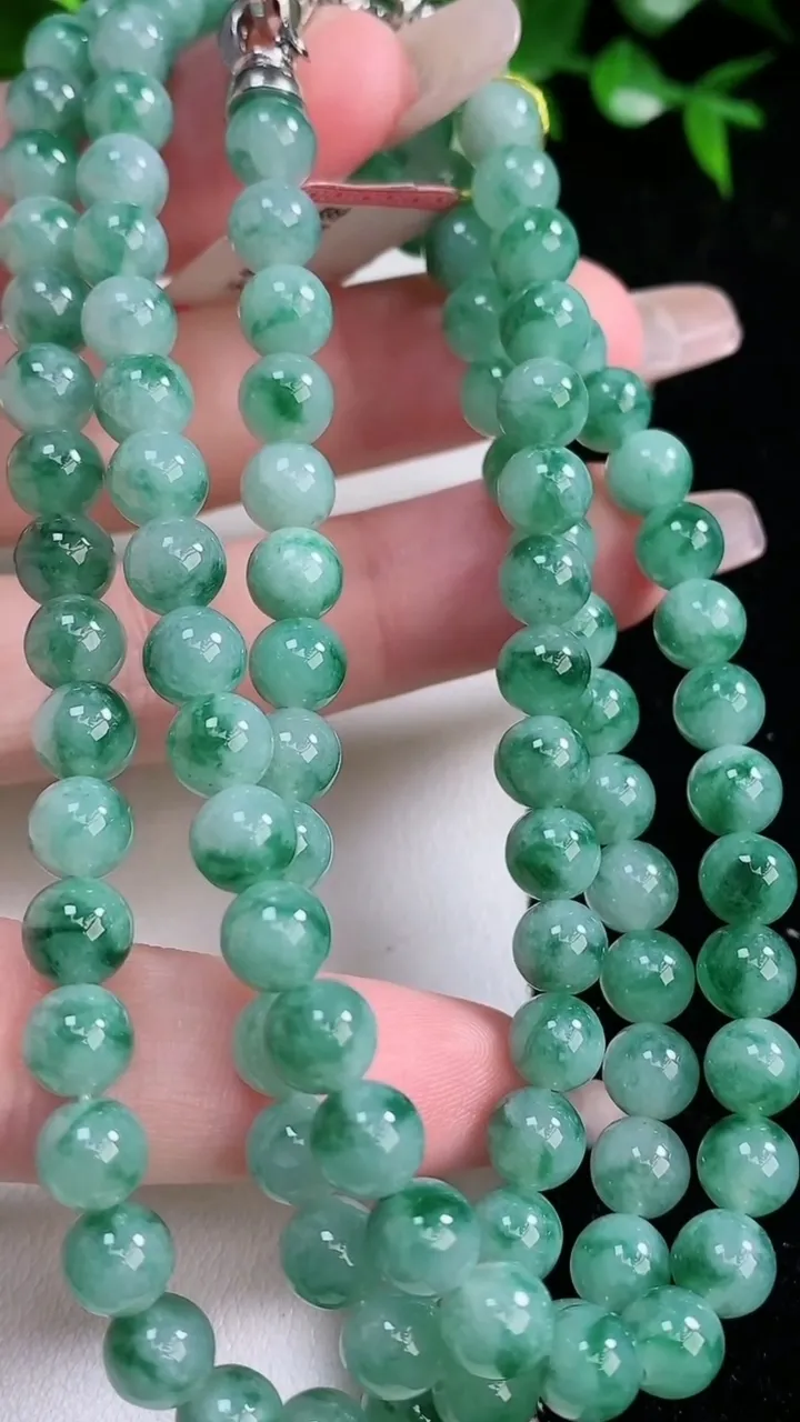 天然A货翡翠飘花圆珠项链，尺寸6.2-108颗，重量:54.46g
1月24日
