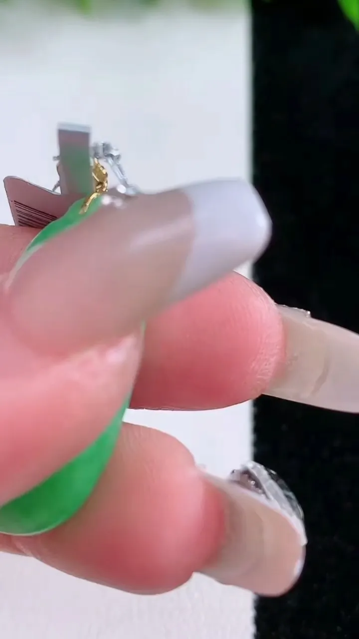 天然A货翡翠福瓜吊坠，尺寸28.8-16-5.8，重量:6.30g
1月24日