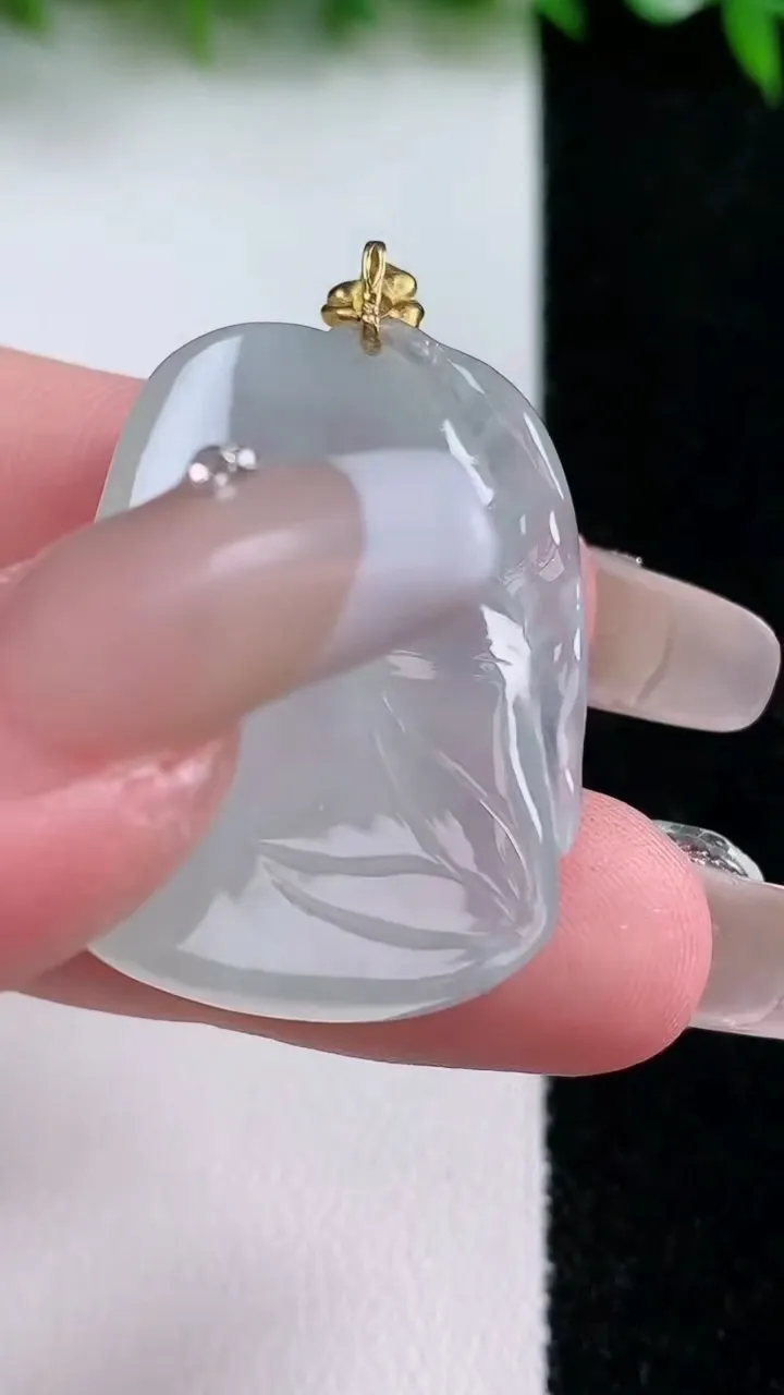 天然A货翡翠节节高升 竹节吊坠，尺寸32.3-23.5-5.7，重量:10.62g
1月24日