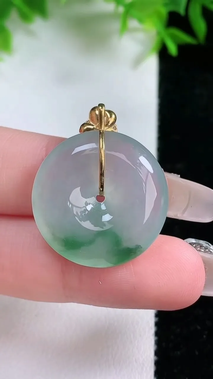 天然A货翡翠种飘花平安扣吊坠，尺寸23-5.5，重量:6.24g
1月24日