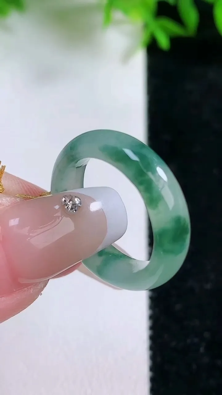天然A货翡翠冰种飘花指环戒指，尺寸16.3-5-2.9，重量:3.12g2026年1月24日
工厂直销收藏佳品,种好水足，色泽均匀，有种有色，上手高大气！