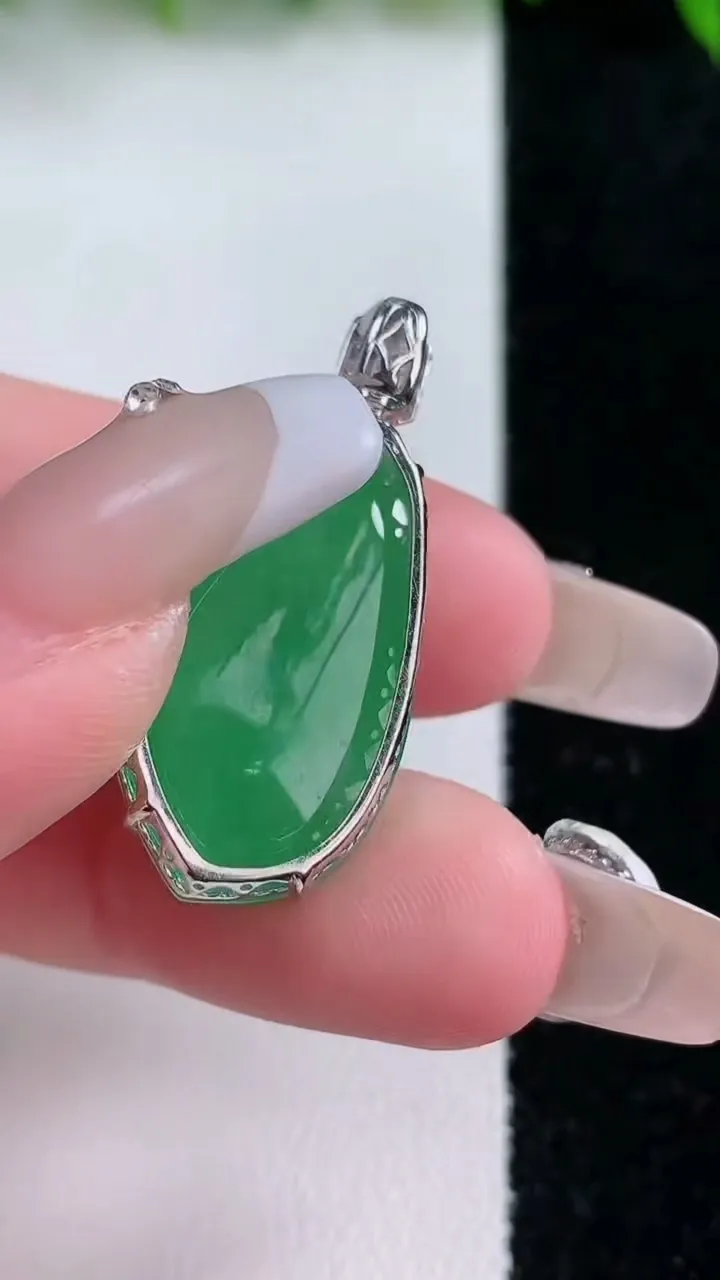 天然A货翡翠福瓜吊坠，尺寸36.4-14.8-9.6，重量:16.76g
1月24日