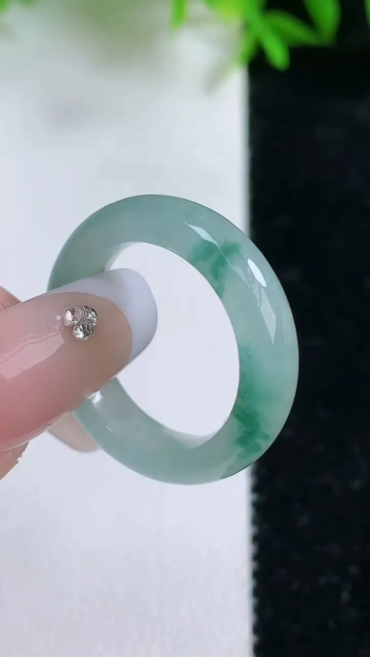 天然A货翡翠冰种飘花指环戒指，尺寸17-4.7-3.2，重量:3.67g2026年1月24日
工厂直销收藏佳品,种好水足，色泽均匀，有种有色，上手高大气！