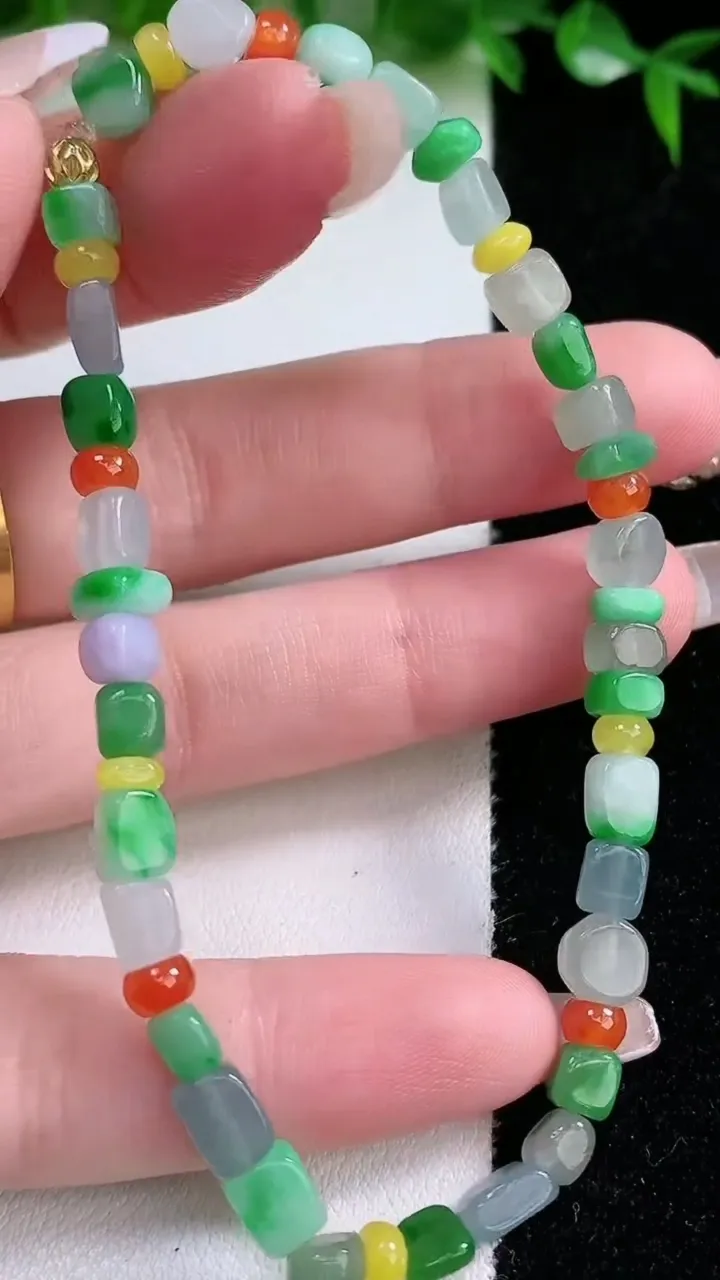 天然A货翡翠三彩原石手串，尺寸5.5-4.5-3.7-44颗，重量:9.06g1月24日
工厂直销收