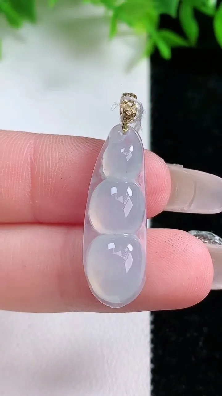 天然A货翡翠福豆吊坠，尺寸28.8-10-5，重量:2.61g
1月24日