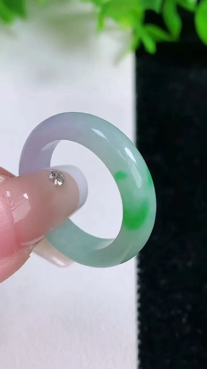 天然A货翡翠指环戒指，尺寸18.8-5-3.3，重量:4.39g2026年1月24日
工厂直销收藏佳品,种好水足，色泽均匀，有种有色，上手高大气！