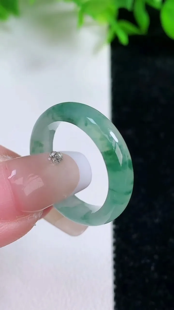 天然A货翡翠冰种飘花指环戒指，尺寸18-4.8-2.7，重量:3.35g2026年1月24日
工厂直销收藏佳品,种好水足，色泽均匀，有种有色，上手高大气！