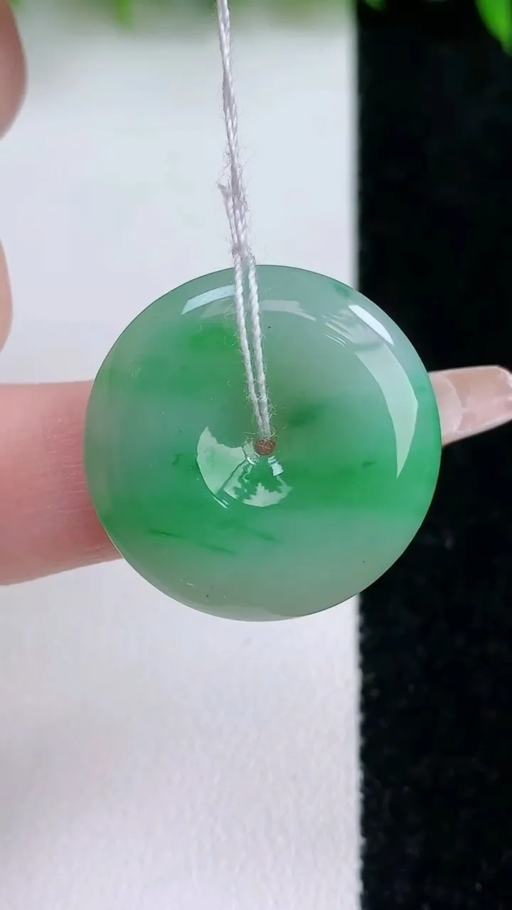 天然A货翡翠平安扣吊坠，尺寸24.7-4.7，重量:6.37g
1月24日