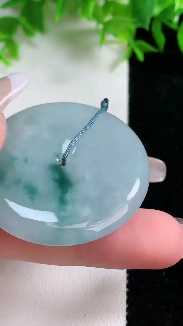 天然A货翡翠飘花平安扣吊坠，尺寸41.7-5.8，重量:22.43g
1月24日