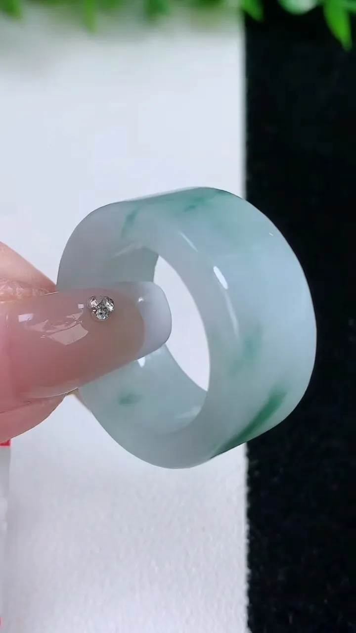 天然A货翡翠飘花方形指环扳指，尺寸20.4-11.7-4，重量:12.45g2026年1月24日
工厂直销收藏佳品,种好水足，色泽均匀，有种有色，上手高大气！