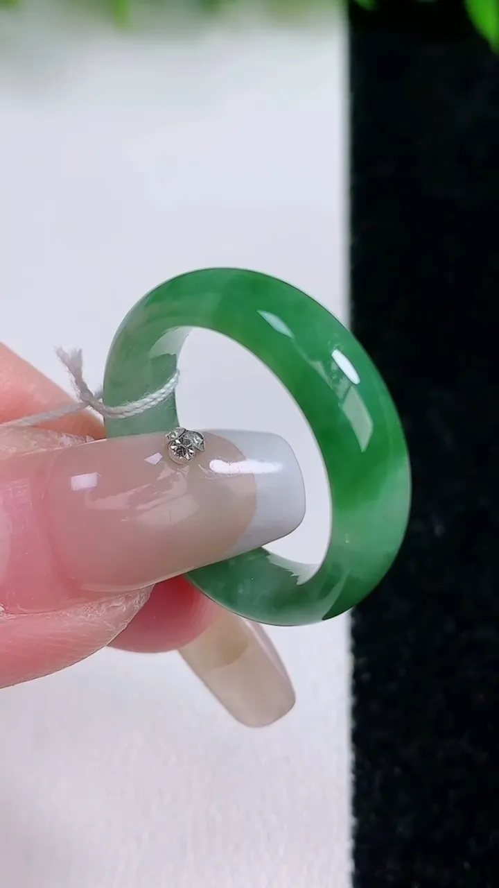 天然A货翡翠指环戒指，尺寸18.6-5.9-3.5，重量:4.31g2026年1月24日
工厂直销收藏佳品,种好水足，色泽均匀，有种有色，上手高大气！