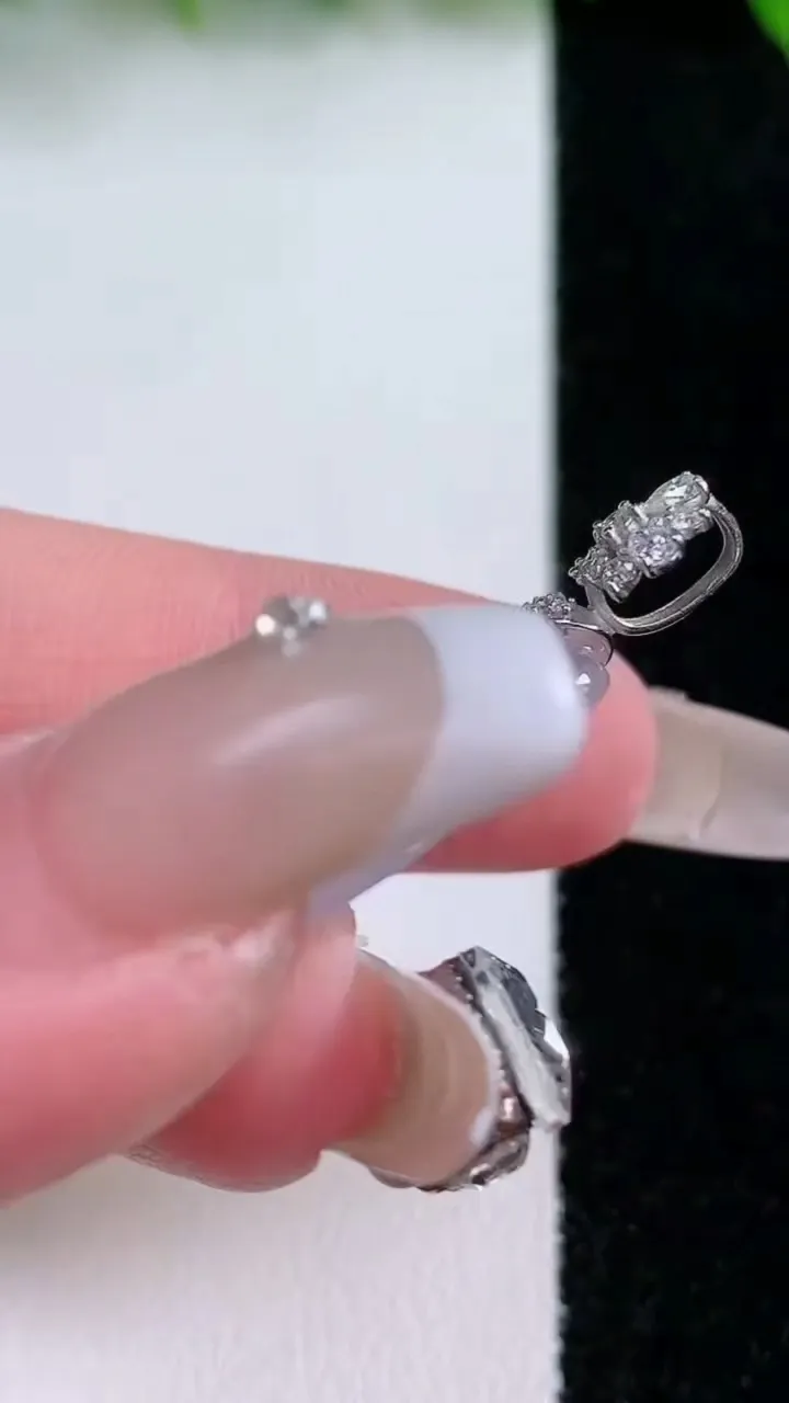 天然A货翡翠种白冰如意吊坠，尺寸27.5-21-4.7，重量:6.04g
1月24日