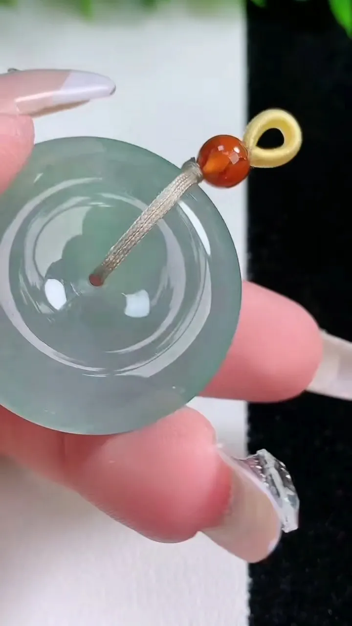 天然A货翡翠平安扣吊坠，尺寸31.8-8，重量:19.32g
1月24日