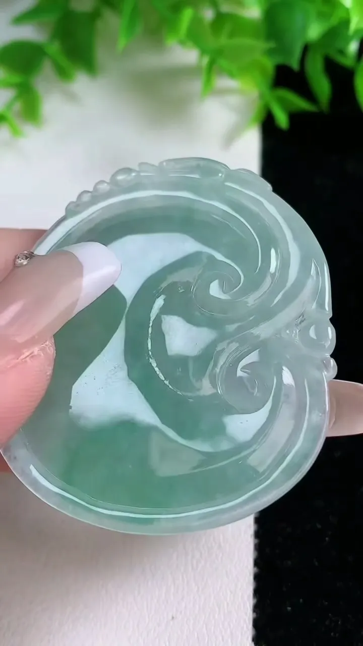 天然A货翡翠如意吊坠，尺寸49.5-40.5-5.8，重量:21.54g
1月24日