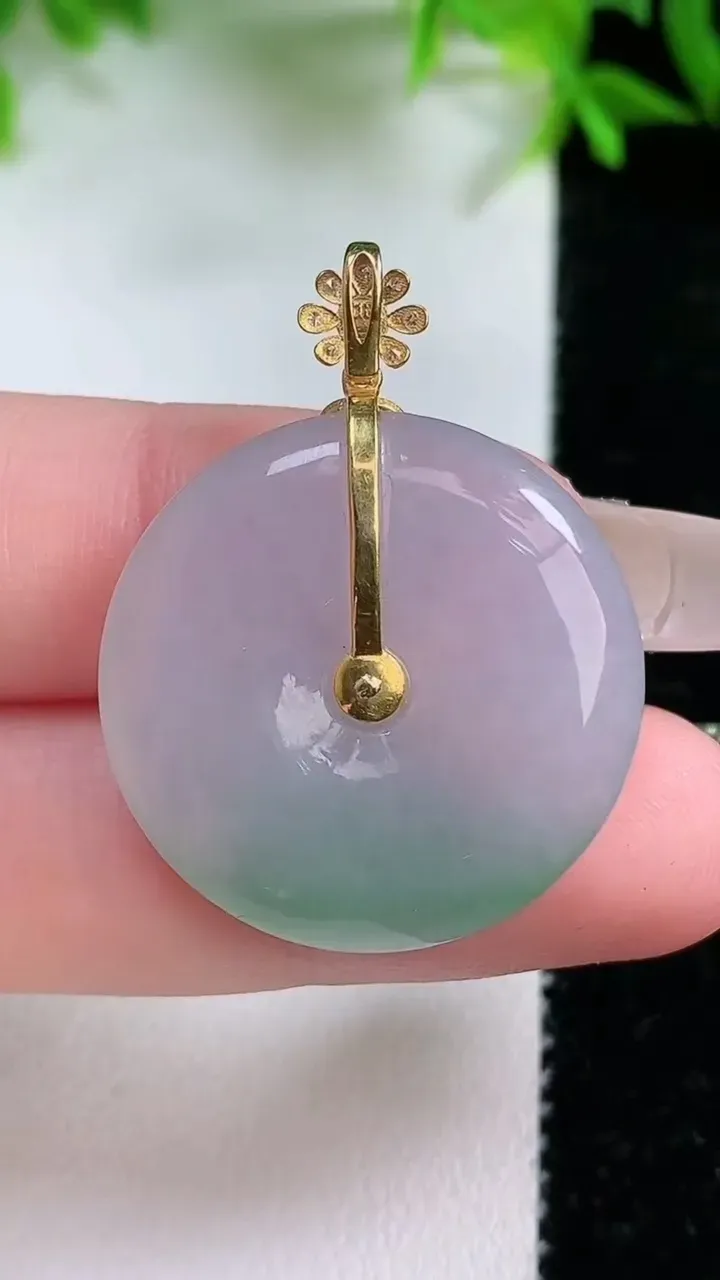 天然A货翡翠平安扣吊坠，尺寸26-4.9，重量:6.98g
1月24日