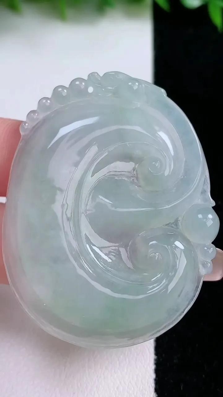 天然A货翡翠如意吊坠，尺寸52.3-40.2-4.8，重量:18.11g
1月24日