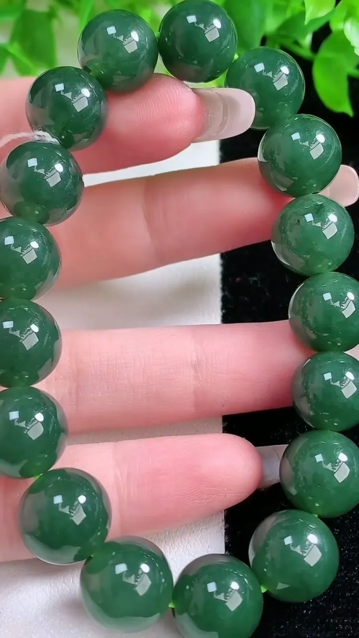 天然A货翡翠圆珠手串，尺寸12-17颗，重量:50.28g1月24日
工厂直销收藏佳品,种好水足，色泽均匀，有种有色，上手高大气！