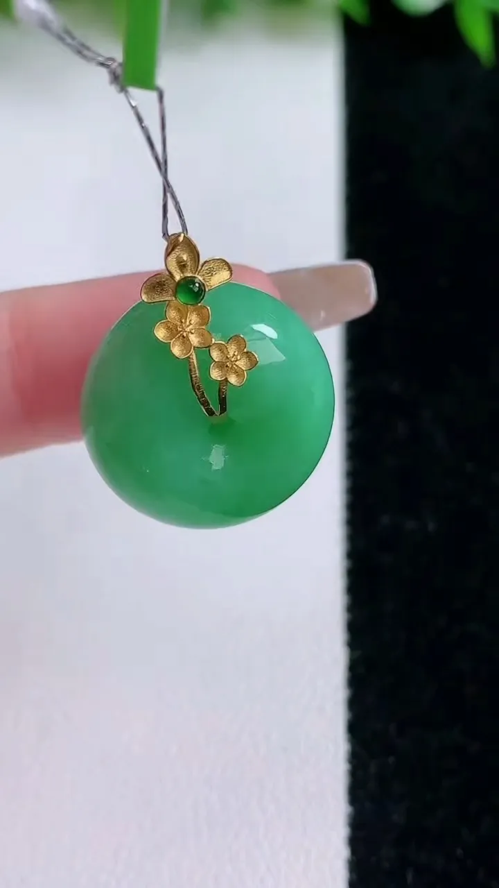 天然A货翡翠路路通吊坠，尺寸19-11.5，重量:9.66g
1月24日