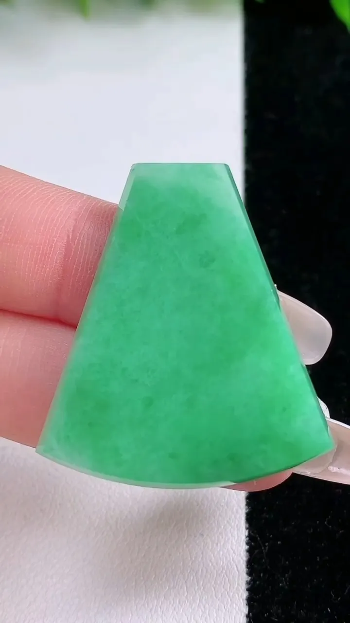 天然A货翡翠无事牌镶嵌件，尺寸32-32.8-2.9，重量:7.77g
1月24日