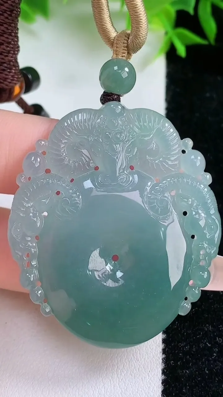 天然A货翡翠飘花三阳开泰吊坠，尺寸45.5-39.8-5.7，重量:22.76g
1月24日