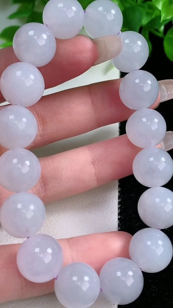 天然A货翡翠圆珠手串，尺寸12.4-16颗，重量:53.53g1月24日
工厂直销收藏佳品,种好水足，色泽均匀，有种有色，上手高大气！