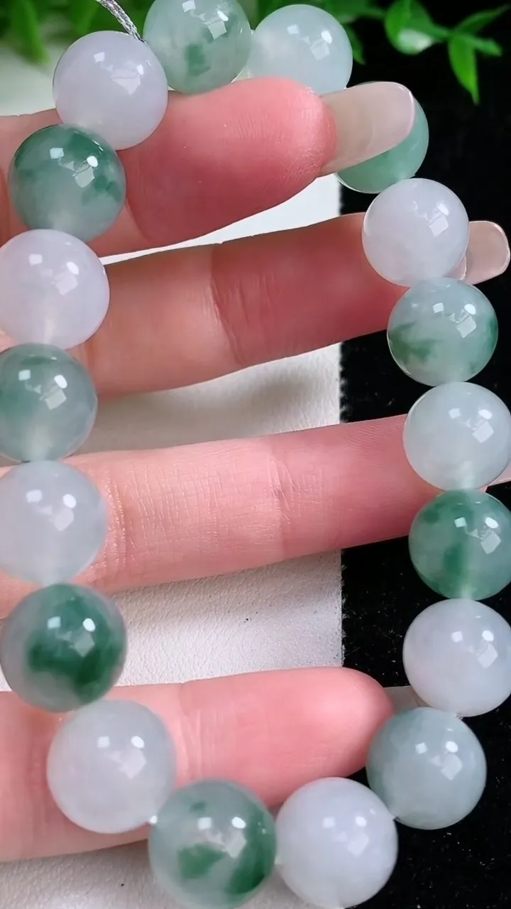 天然A货翡翠飘花圆珠手串，尺寸11.4-18颗，重量:45.02g1月24日
工厂直销收藏佳品,种好水足，色泽均匀，有种有色，上手高大气！