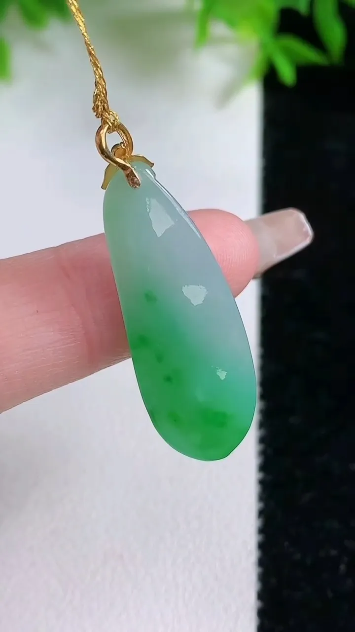 天然A货翡翠福豆吊坠，尺寸29.5-11-6，重量:3.49g
1月24日