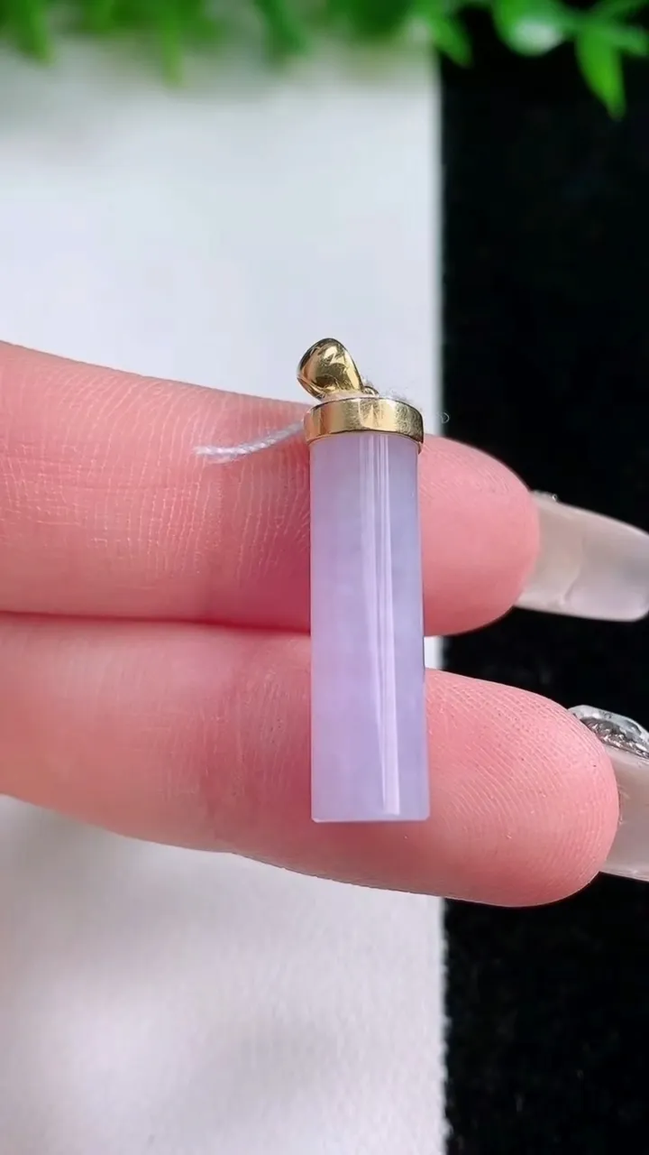天然A货翡翠18K金紫罗兰平安柱吊坠，尺寸25-6.3，重量:3.54g
1月24日