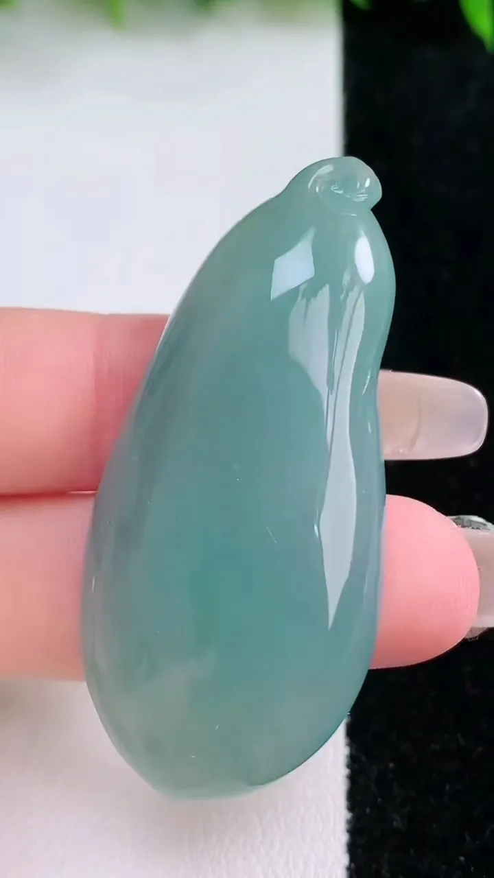 天然A货翡翠福瓜吊坠，尺寸51-23.4-7.6，重量:17.68g
1月24日