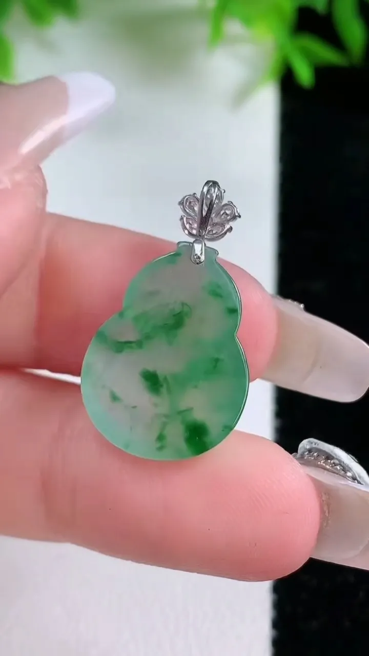 天然A货翡翠种飘花葫芦吊坠，尺寸19.6-14.8-3.8，重量:2.18g
1月24日