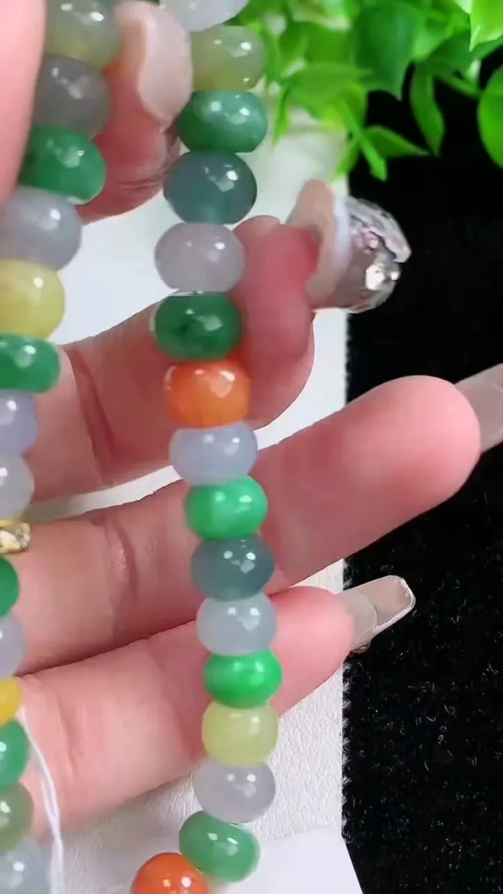 天然A货翡翠三彩算盘珠手串，尺寸8-5.8-35颗，重量:22.98g1月24日
工厂直销收藏佳品,