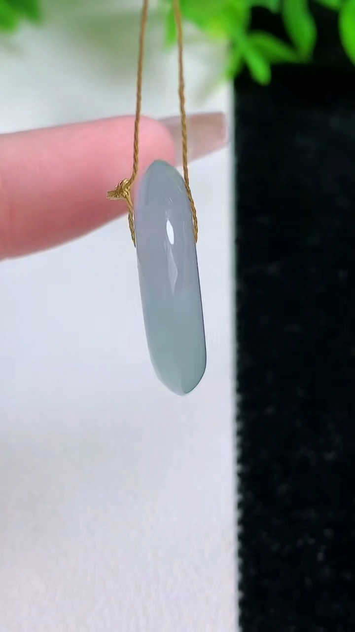 天然A货翡翠平安扣吊坠，尺寸22.6-5，重量:5.74g
1月24日