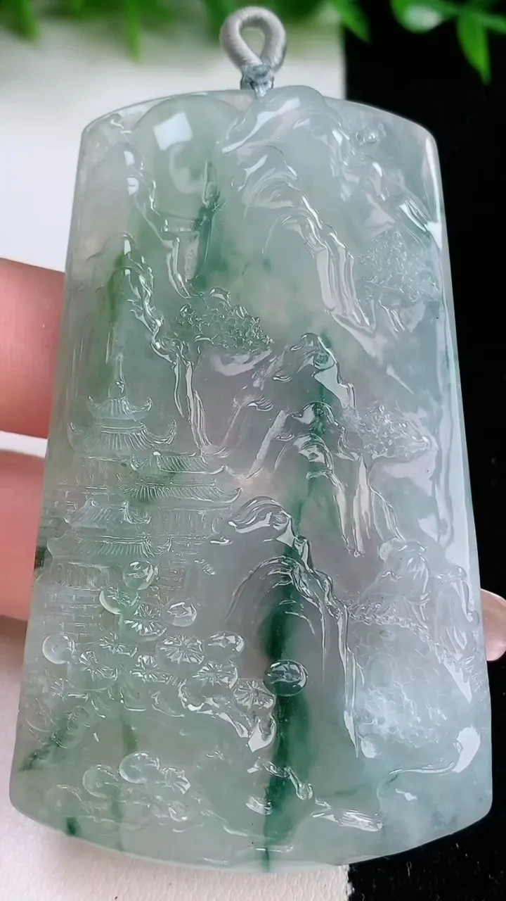 天然A货翡翠种飘花山水牌吊坠，尺寸71.5-41.6-5.2，重量:43.05g
1月24日