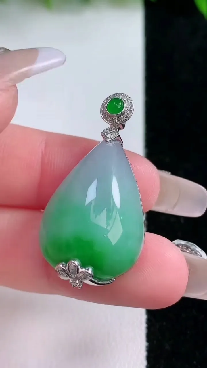 天然A货翡翠水滴吊坠，尺寸27-18-9.4，重量:7.82g
1月24日