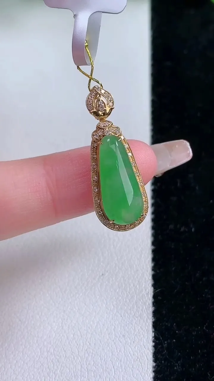 天然A货翡翠福瓜吊坠，尺寸26.5-9.8-7.2，裸石16-7重量:2.09g
1月24日