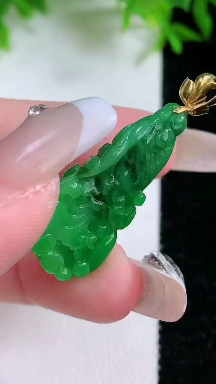 天然A货翡翠白菜吊坠，尺寸30.4-14.6-5.6，重量:4.59g
1月24日