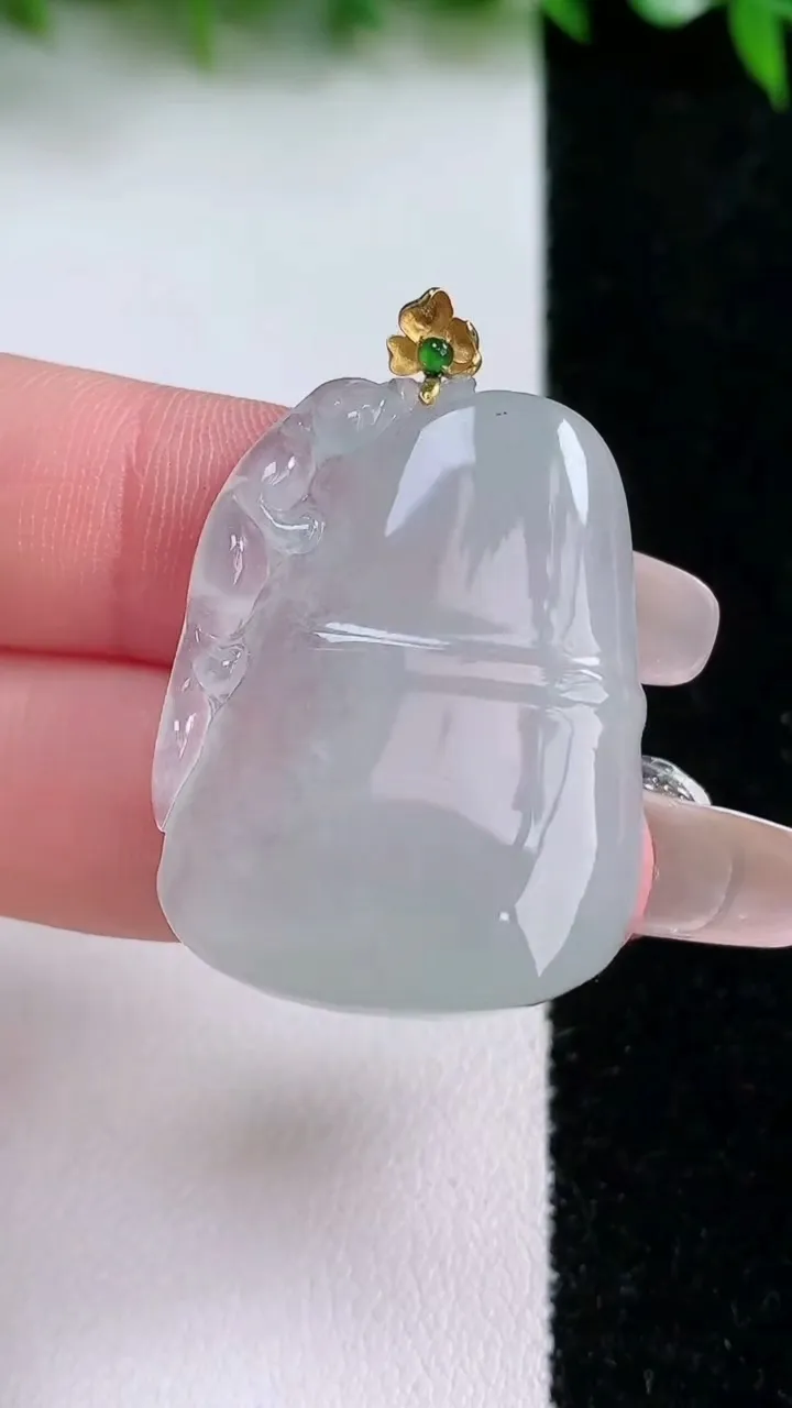 天然A货翡翠节节高升 竹节吊坠，尺寸32.3-23.5-5.7，重量:10.62g
1月24日