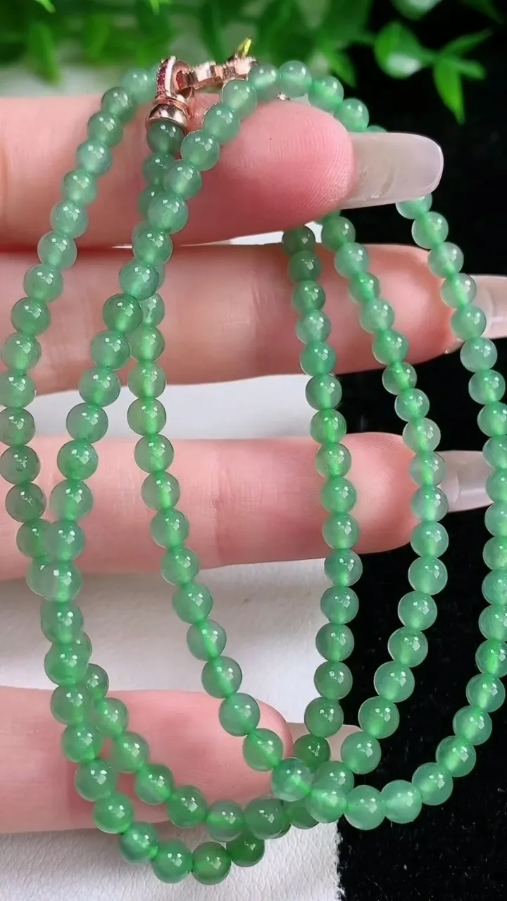 天然A货翡翠小米珠项链，尺寸3.8-145颗，重量:15.17g1月24日
工厂直销收藏佳品,种好水足，色泽均匀，有种有色，上手高大气！