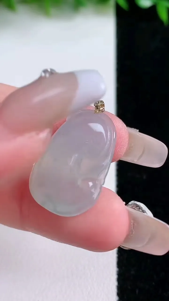 天然A货翡翠种飘花如意吊坠，尺寸24.3-16.7-3.6，重量:3.05g
1月24日